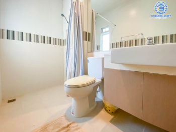 *****บ้านเดี่ยวมือสองย่านนนทบุรี ม.บางกอกบูเลอวาร์ด รามอินทรา3 บนเนื้อที่ 60.2 ตร.ว. ฟังก์ชัน 4 ห้องนอน 4 ห้องน้ำ 2 ที่จอดรถ บ้านสวยสภาพพร้อมอยู่ แถมฟรีเครื่องปรับอากาศ 8 เครื่อง บนทำเลเชื่อมต่อทุกการเดินทาง ใกล้รถไฟฟ้าสายสีชมพู "รามอินทรา" และทางด่วน "รามอินทรา"